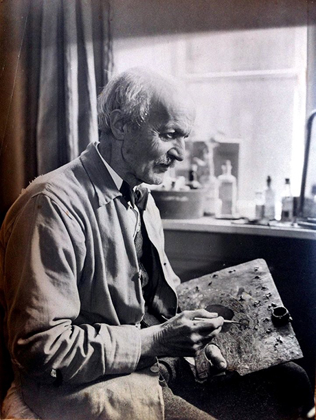 Foto af Christian Bang ved staffeliet. (19XX). I familiens eje.