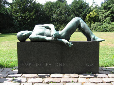  Arne Bang. ”Den Faldne Kriger” (1928-1942). Bang modtog Akademiets store guldmedalje for dette arbejde i 1918. Opstillet på Vestre Kirkegaard. Foto: Ukendt. 