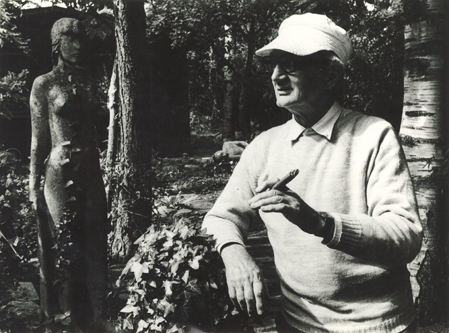 Foto af Arne Bang, i hans have og med sin uundværlige cigar. (1970erne). Foto: Fra familiearkivet. 