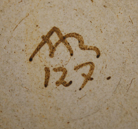 Arne Bangs velkendte monogram en sammenflettet A & B. Nummeret under henviser til modelbogens nummerering. Monogrammet blev også udført af dem, som arbejdede for ham. 