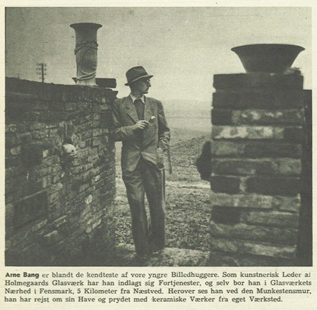 Foto af Arne Bang, ved den selvbyggede mur omkring huset og haven. (1944). Fotocopyright: Grete Møller, Billed Bladet. 