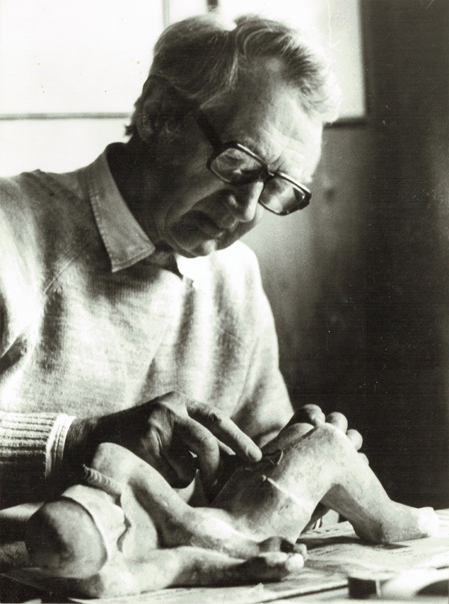 Foto af Arne Bang, der modellerer på figur. (1970erne). Foto: Fra familiearkivet.