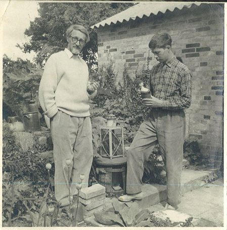 Foto af Arne Bang og sønnen Jacob Bang (t.h.) på værkstedets grund (1950erne). Foto: Fra familiearkivet. 