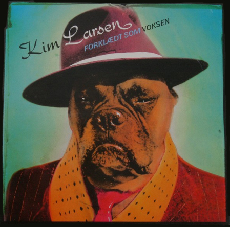 Simon Bang: ”Kim Larsen, Forklædt som Voksen” (1986). I familiens eje. Affotografering af ukendt. 